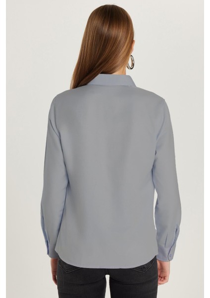 Kadın Slim Fit Dar Kesim Uzun Kollu Pamuklu Vücuda Oturan Dokulu Açık Lacivert Basic Gömlek indirimleri