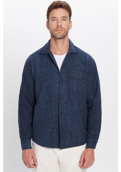 Erkek Relax Fit Rahat Kesim Oduncu Apaş Yaka Tek Cep Kapaklı Armürlü Lacivert Kışlık Gömlek modelleri