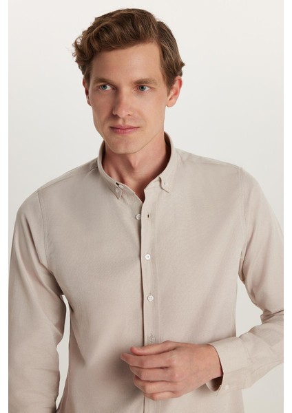 Erkek Slim Fit Dar Kesim Uzun Kollu Pamuklu Oxford Doku Kolay Ütü Taş Renk Düğmeli Yaka Gömlek