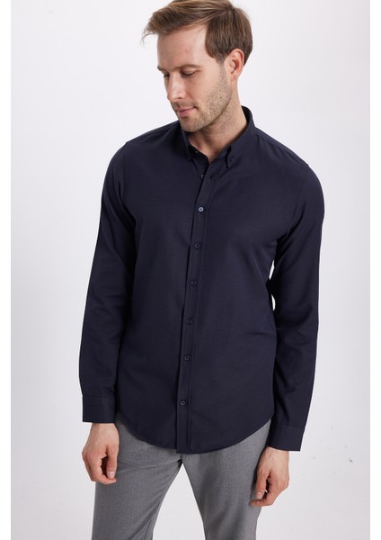 Erkek Slim Fit Dar Kesim Uzun Kollu Pamuklu Oxford Doku Kolay Ütü Lacivert Düğmeli Yaka Gömlek