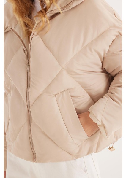 Kadın Oversize Geniş Kesim Şişme Dik Yaka Bej Mont modelleri