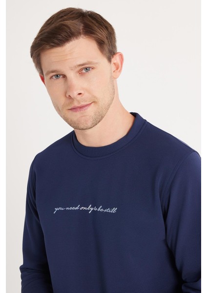 Erkek Standart Fit Pamuklu Bisiklet Yaka Şardonlu Baskılı İndigo Sweatshirt fiyatları