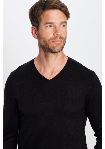 Erkek Standart Fit Normal Kesim Yumuşak Dokulu Tüylenmeyen Siyah V Yaka Triko Kazak modelleri