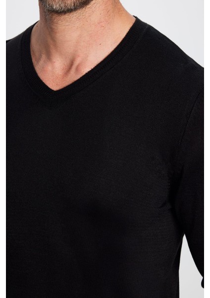 Erkek Standart Fit Normal Kesim Yumuşak Dokulu Tüylenmeyen Siyah V Yaka Triko Kazak fırsatları