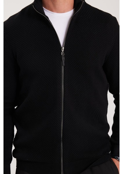 Erkek Standart Fit Normal Kesim Desenli Yarım Balıkçı Yaka Fermuarlı Siyah Hırka modelleri