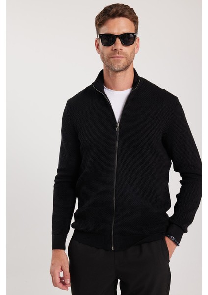 Erkek Standart Fit Normal Kesim Desenli Yarım Balıkçı Yaka Fermuarlı Siyah Hırka indirimleri