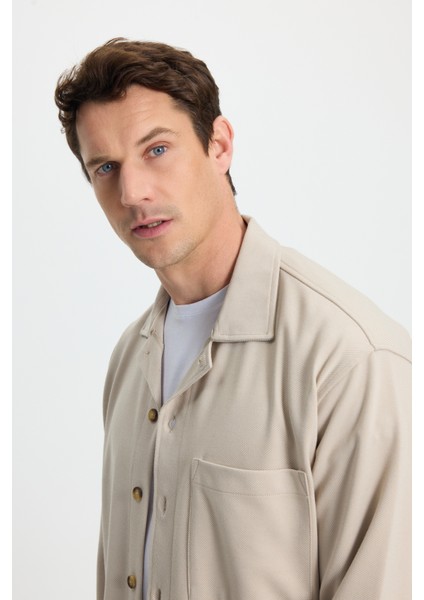 Erkek Relax Fit Rahat Kesim Uzun Kollu Düz Örme Kumaş Yandan Yırtmaçlı Bej Gömlek