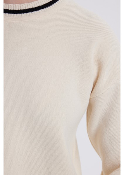 Kadın Oversize Geniş Kesim Bisiklet Yaka Çizgili Beyaz Kazak modelleri