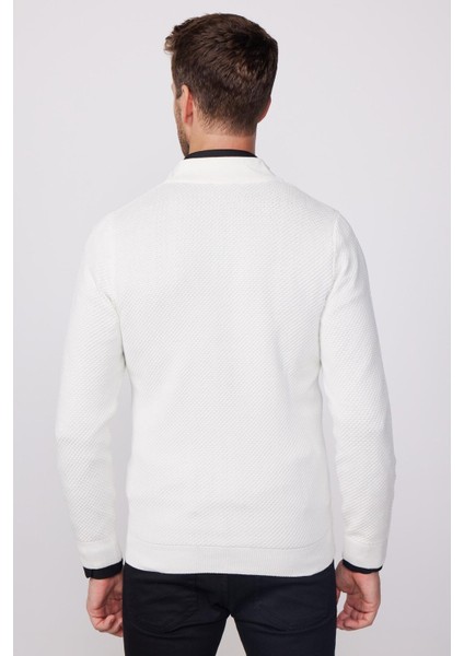 Erkek Standart Fit Normal Kesim Desenli Yarım Balıkçı Yaka Fermuarlı Beyaz Hırka