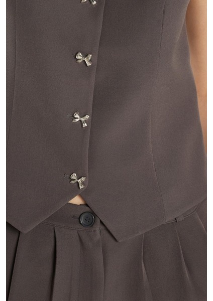 Kadın Standart Fit Sıfır Kol Kruvaze Yaka Düğmeli Gri Yelekli Pantolonlu Takım modelleri