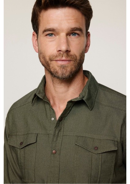 Slim Fit Uzun Kollu Spor Yaka Yıkamalı Çift Cepli Armürlü Denim Yeşil Erkek Gömlek modelleri