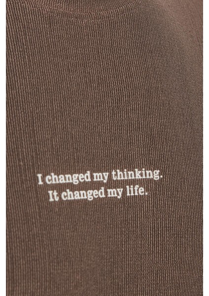 Erkek Standart Fit Pamuklu Jakarlı Baskılı Bisiklet Yaka Beli Bağcıklı Taba Şort Takım modelleri