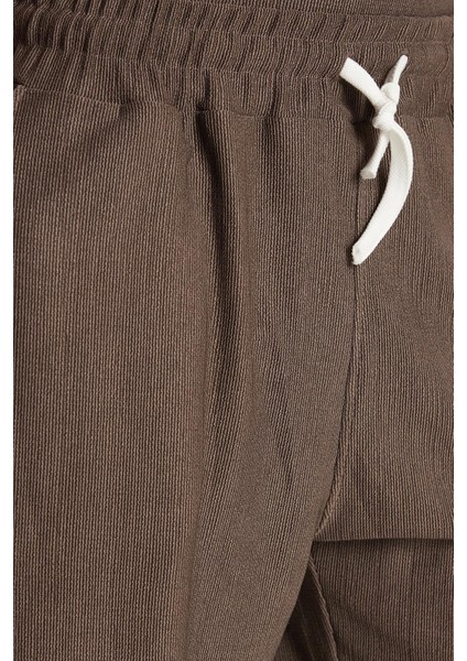 Erkek Standart Fit Pamuklu Jakarlı Baskılı Bisiklet Yaka Beli Bağcıklı Taba Şort Takım fırsatları