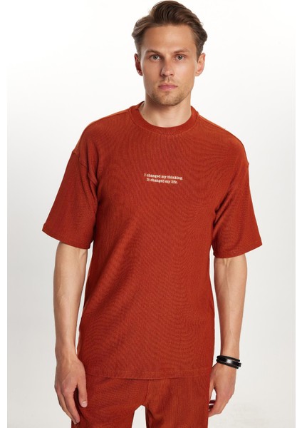 Erkek Standart Fit Pamuklu Jakarlı Baskılı Bisiklet Yaka Beli Bağcıklı Kiremit Şort Takım indirimleri