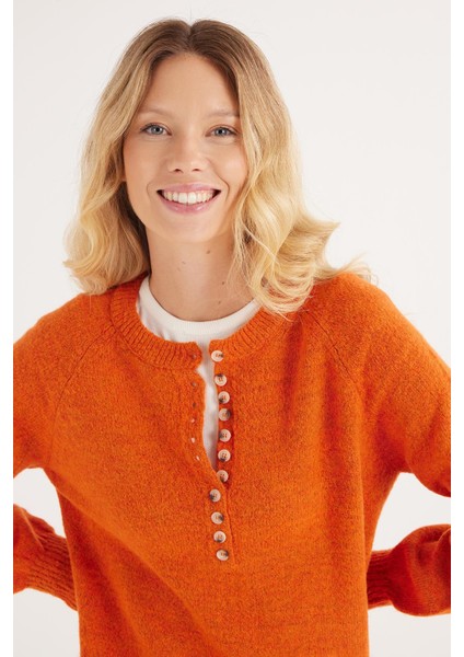 Kadın Oversize Geniş Kesim Düğmeli Yaka Kiremit Kazak fiyatları