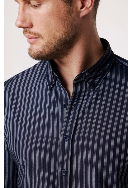 Erkek Slim Fit Dar Kesim Uzun Kollu Pamuklu Kolay Ütü Çizgili Lacivert Düğmeli Yaka Gömlek fiyatları