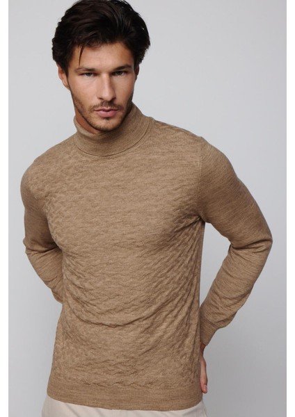 Erkek Slim Fit Dar Kesim Tam Balıkçı Yaka Önü Desenli Krem Triko Kazak fiyatları