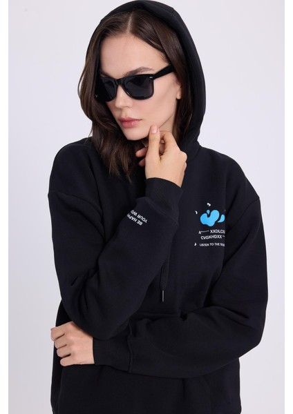 Kadın Oversize Geniş Kesim Pamuklu Yumuşak Dokulu İçi Polarlı Baskılı Siyah Kapüşonlu Sweatshirt fiyatları