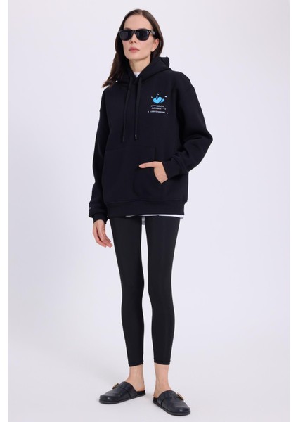 Kadın Oversize Geniş Kesim Pamuklu Yumuşak Dokulu İçi Polarlı Baskılı Siyah Kapüşonlu Sweatshirt indirimleri