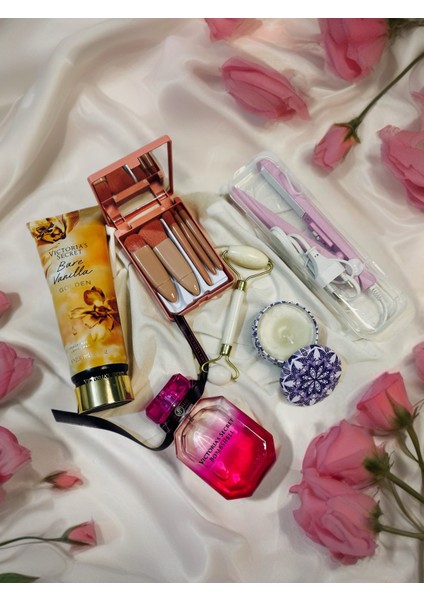Kadın Hediye Seti – Parfüm, Mini Saç Maşası, Doğal Taş Yüz Roller, Makyaj Fırça Seti, Victoria’s Secret Vücut Losyonu ve Kokulu Mum