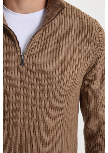 Erkek Slim Fit Dar Kesim Fermuarlı Koyu Vizon Dik Yaka Triko Kazak