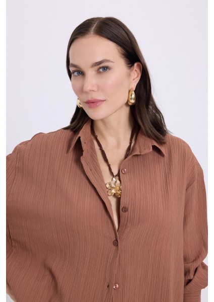 Kadın Oversize Geniş Kesim Bürümcük Pens Detaylı Uzun Kollu Dokulu Kahverengi Gömlek fiyatları