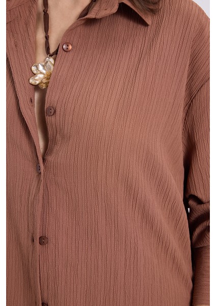 Kadın Oversize Geniş Kesim Bürümcük Pens Detaylı Uzun Kollu Dokulu Kahverengi Gömlek modelleri