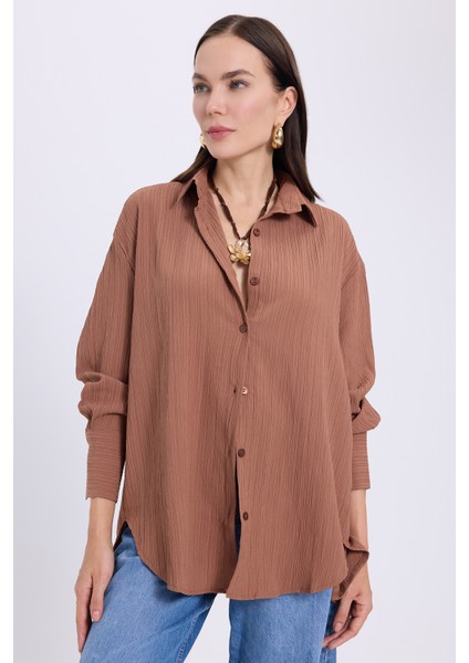 Kadın Oversize Geniş Kesim Bürümcük Pens Detaylı Uzun Kollu Dokulu Kahverengi Gömlek fırsatları