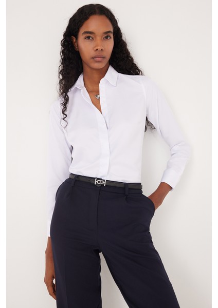 Kadın Slim Fit Dar Kesim Vücuda Oturan Uzun Kollu Gizli Düğme Detaylı Beyaz Basic Gömlek