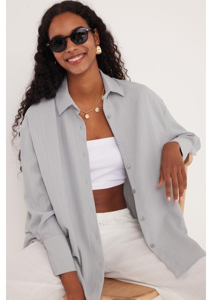 Kadın Oversize Geniş Kesim Bürümcük Pens Detaylı Uzun Kollu Dokulu Gri Gömlek fiyatları