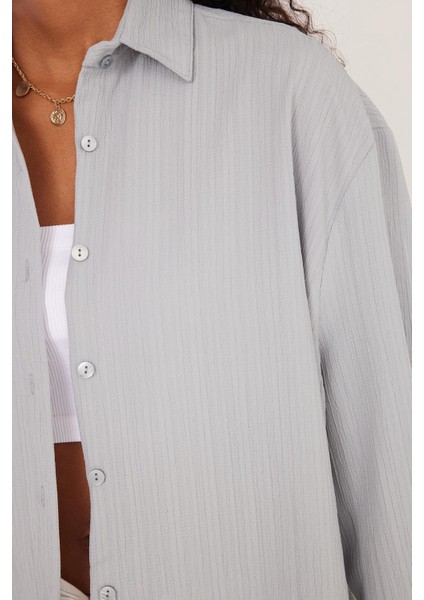 Kadın Oversize Geniş Kesim Bürümcük Pens Detaylı Uzun Kollu Dokulu Gri Gömlek modelleri