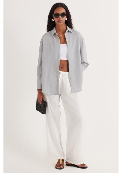 Kadın Oversize Geniş Kesim Bürümcük Pens Detaylı Uzun Kollu Dokulu Gri Gömlek fırsatları