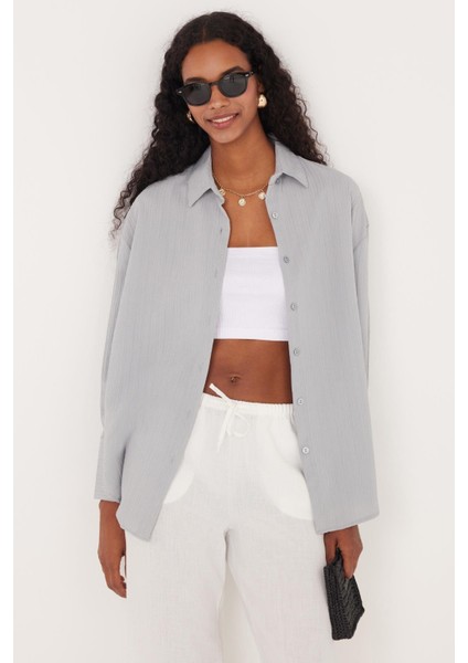 Kadın Oversize Geniş Kesim Bürümcük Pens Detaylı Uzun Kollu Dokulu Gri Gömlek indirimleri