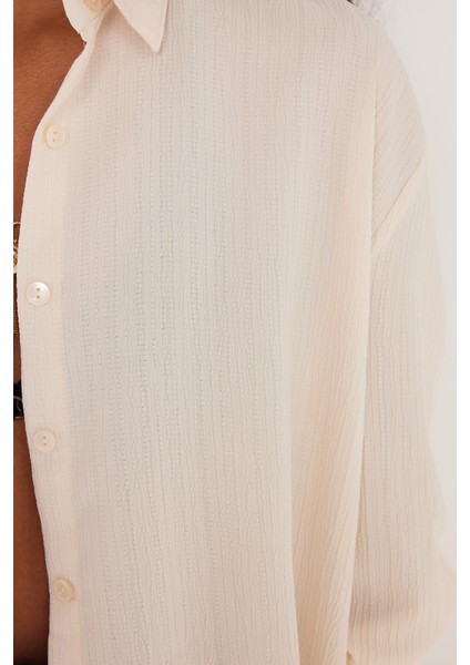 Kadın Oversize Geniş Kesim Bürümcük Pens Detaylı Uzun Kollu Dokulu Ekru Gömlek modelleri