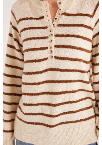 Kadın Regular Fit Klasik Kesim Düğmeli Yaka Kahverengi Çizgili Kazak modelleri