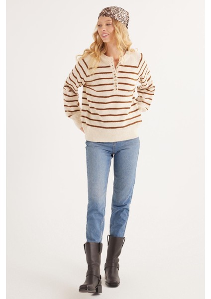 Kadın Regular Fit Klasik Kesim Düğmeli Yaka Kahverengi Çizgili Kazak fırsatları