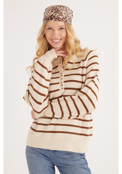 Kadın Regular Fit Klasik Kesim Düğmeli Yaka Kahverengi Çizgili Kazak indirimleri