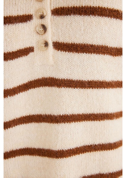 Kadın Regular Fit Klasik Kesim Düğmeli Yaka Kahverengi Çizgili Kazak