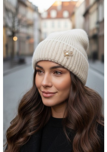 Broş Detay Çizgi Desen Katlamalı Şapka Bere