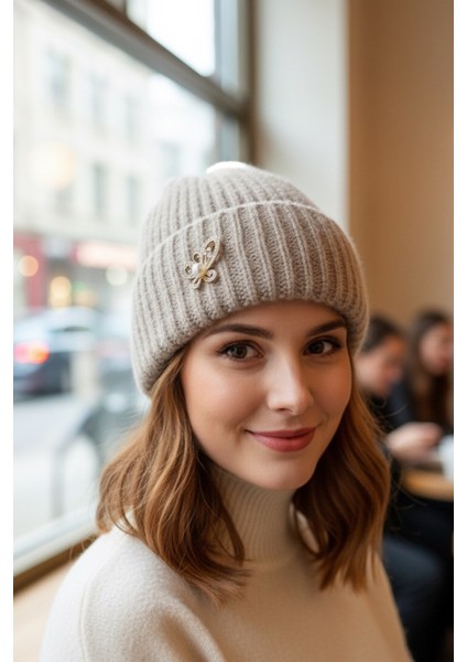 Broş Detay Çizgi Desen Katlamalı Şapka Bere