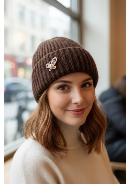 Broş Detay Çizgi Desen Katlamalı Şapka Bere