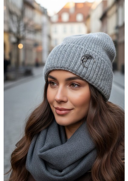 Broş Detay Çizgi Desen Katlamalı Şapka Bere