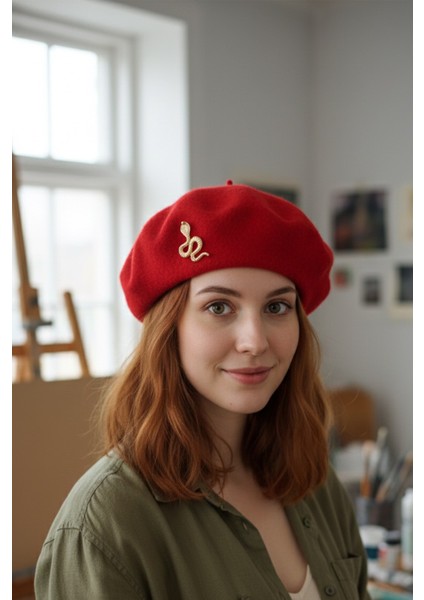 Broş Detay Fransız Ressam Keçe Bere