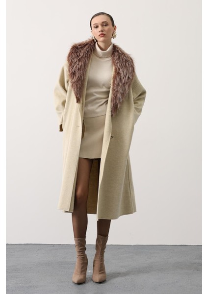 Kaşe Kaban Uzun Model Kürklü Yaka Detaylı