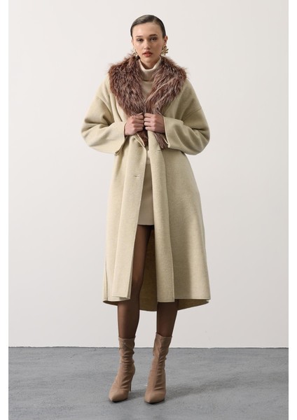 Kaşe Kaban Uzun Model Kürklü Yaka Detaylı