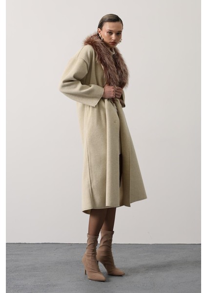 Kaşe Kaban Uzun Model Kürklü Yaka Detaylı