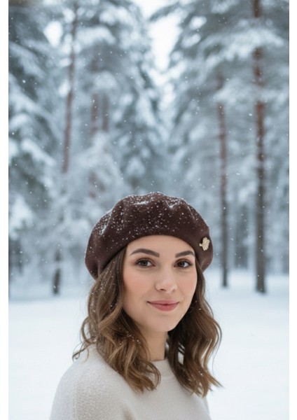 Broş Detay Fransız Ressam Keçe Bere