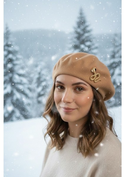 Broş Detay Fransız Ressam Keçe Bere