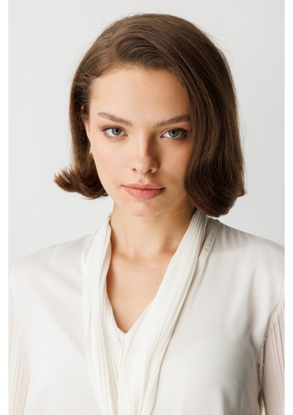 Yakası Fularlı Broş Detaylı Bluz 3021-26K modelleri