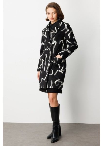 Yakası Broşlu Desenli Kaban 6007-26K fiyatları